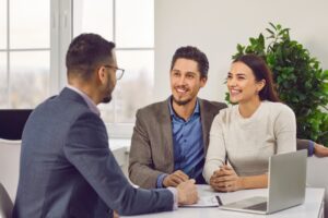 couple-meeting-to-discuss-pre-settlement-funding-in-Oklahoma